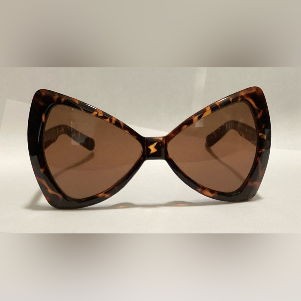 Bat/Cat Eye Triangle shaped GIANT Sunglasses! Lightening bolt on nose bridge